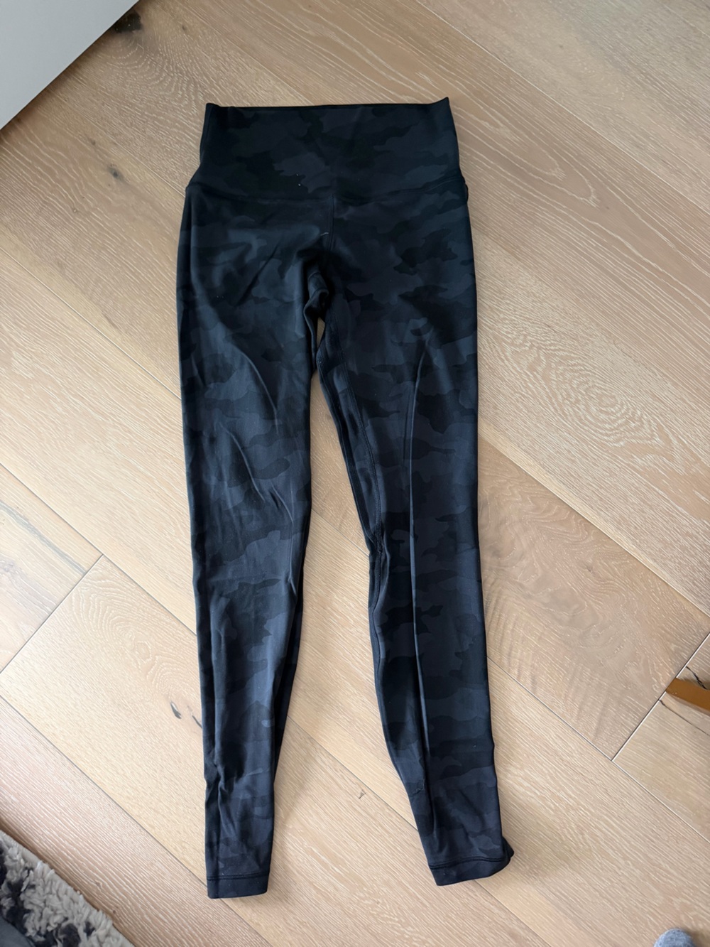 LULULEMON CAMO LEGGINGS IN SIZE 6